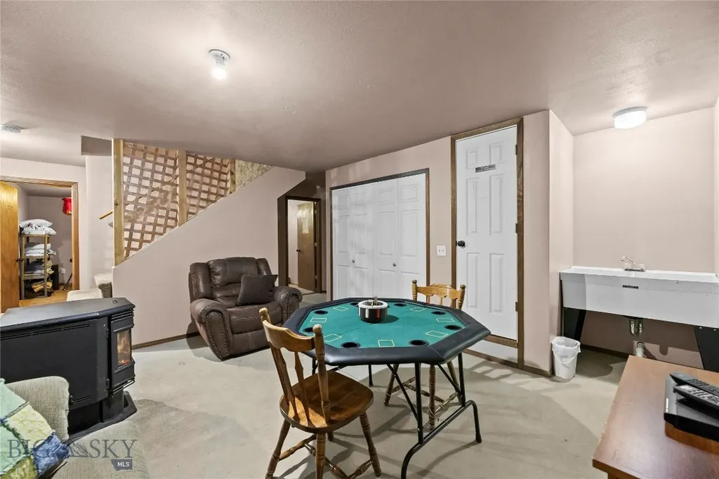 14 Peters Lane Gardiner MT 59030