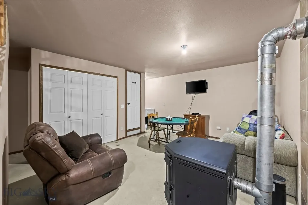 14 Peters Lane Gardiner MT 59030