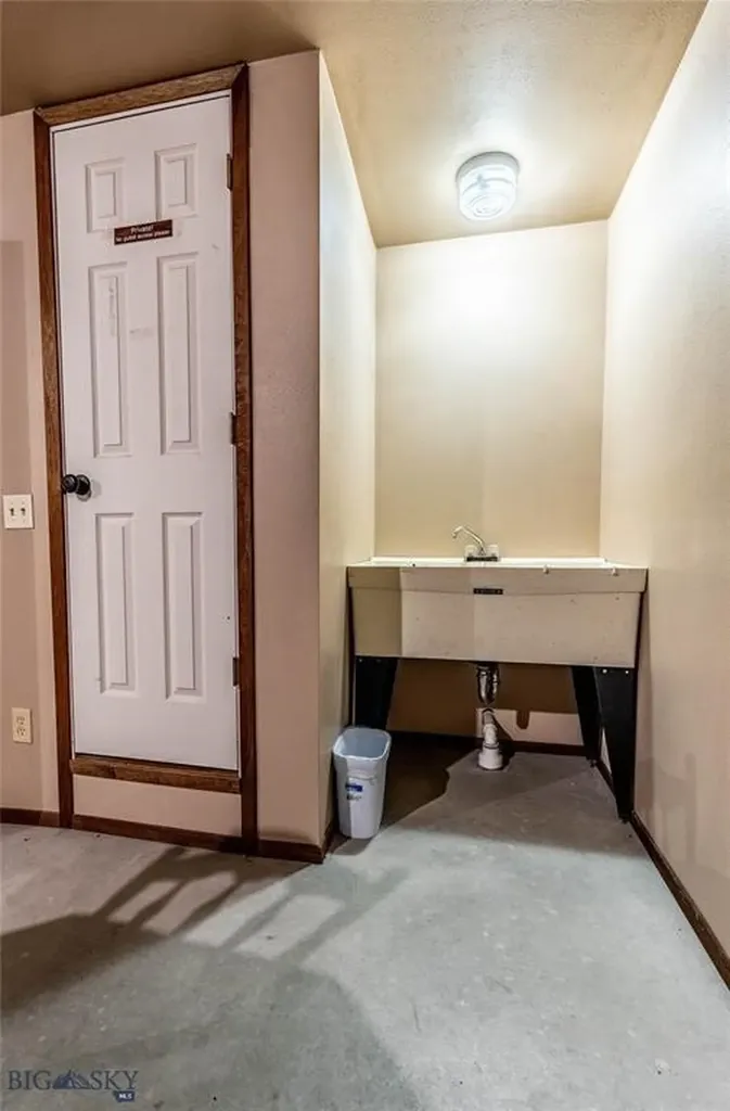 14 Peters Lane Gardiner MT 59030