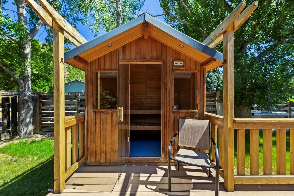14 Peters Lane Gardiner MT 59030