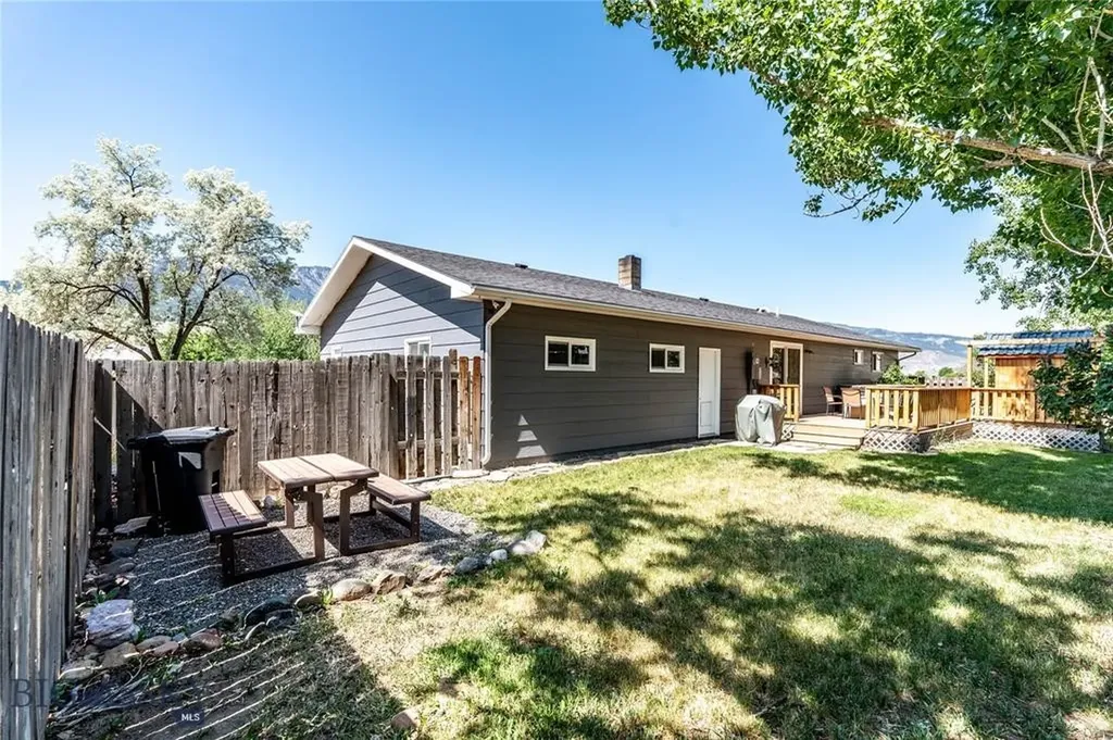 14 Peters Lane Gardiner MT 59030