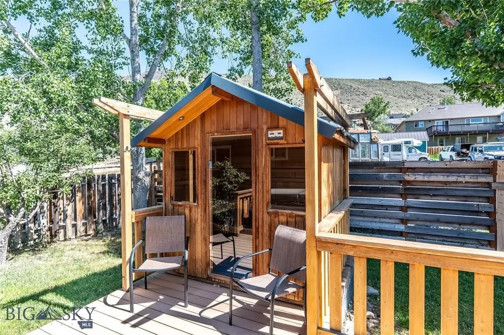 14 Peters Lane Gardiner MT 59030