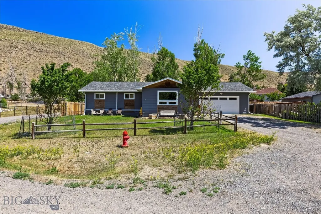 14 Peters Lane Gardiner MT 59030