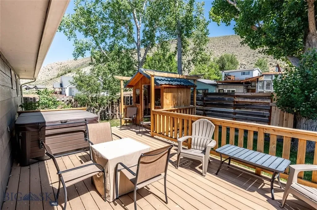 14 Peters Lane Gardiner MT 59030