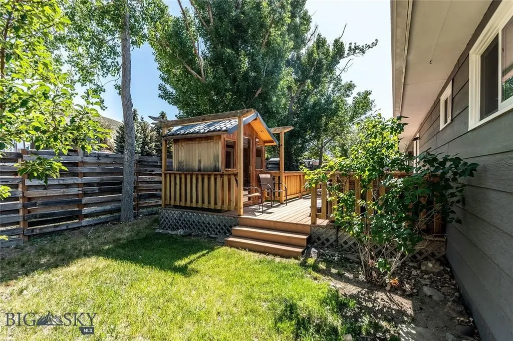 14 Peters Lane Gardiner MT 59030