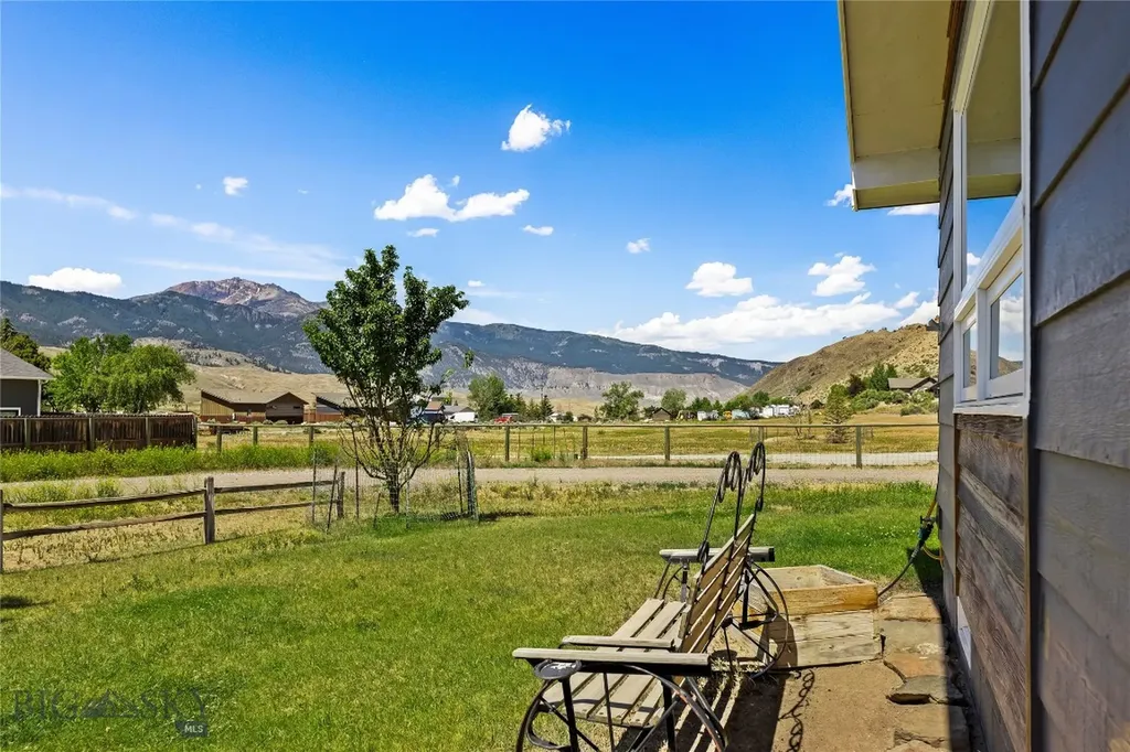 14 Peters Lane Gardiner MT 59030