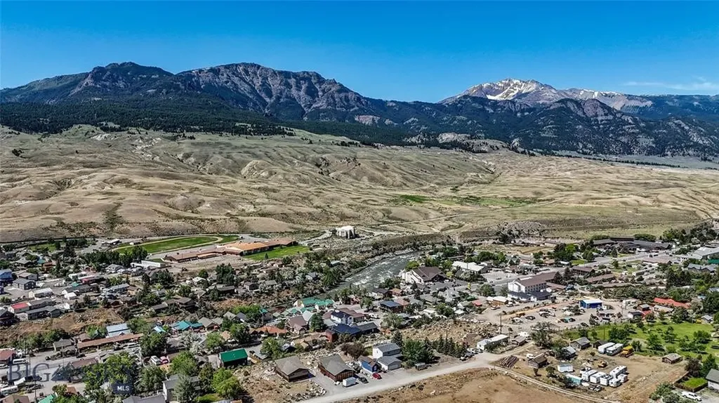 14 Peters Lane Gardiner MT 59030