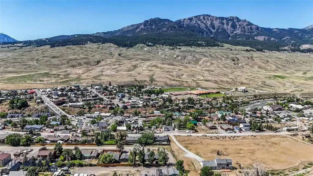 14 Peters Lane Gardiner MT 59030