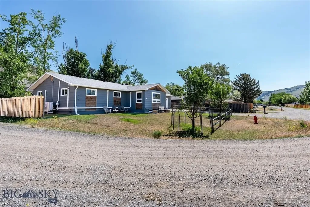 14 Peters Lane Gardiner MT 59030