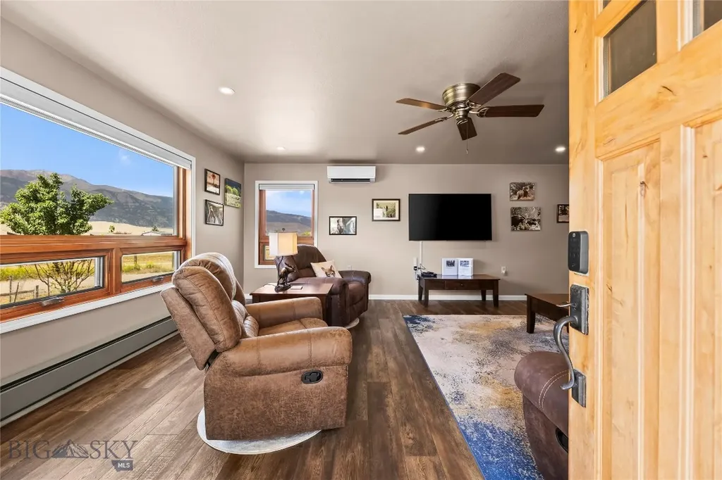 14 Peters Lane Gardiner MT 59030