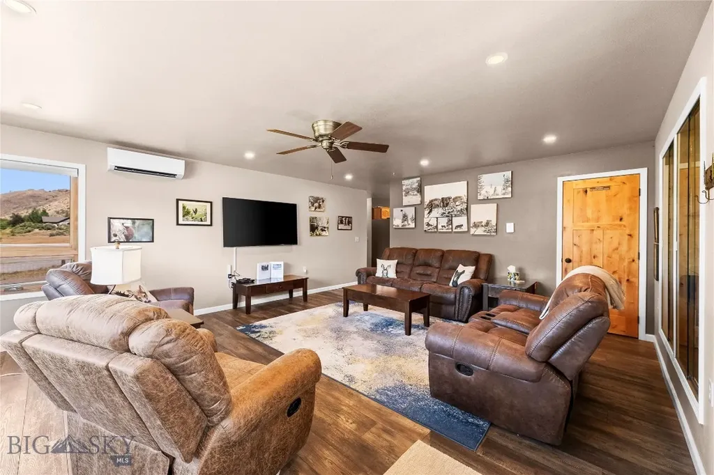 14 Peters Lane Gardiner MT 59030