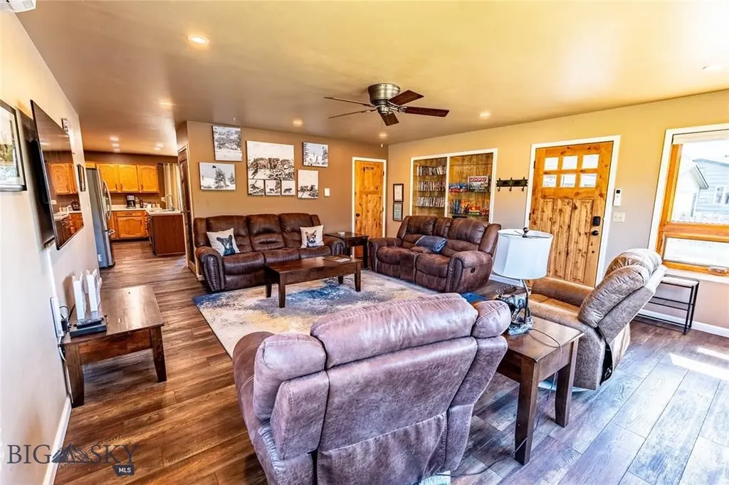 14 Peters Lane Gardiner MT 59030