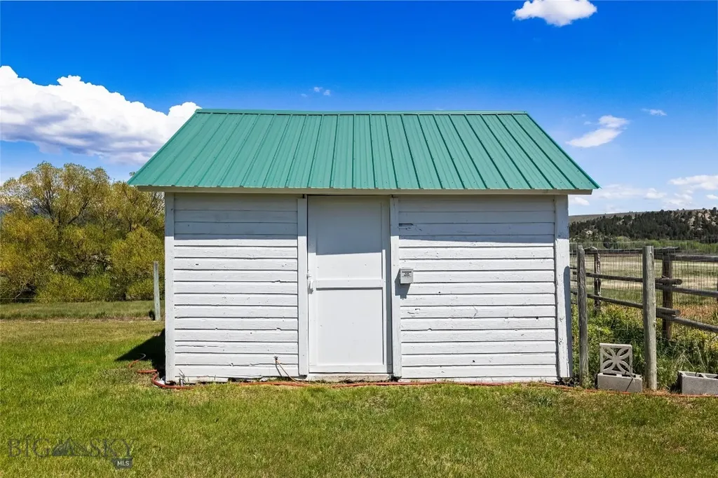 21 Mcpherson Lane Wilsall MT 59086