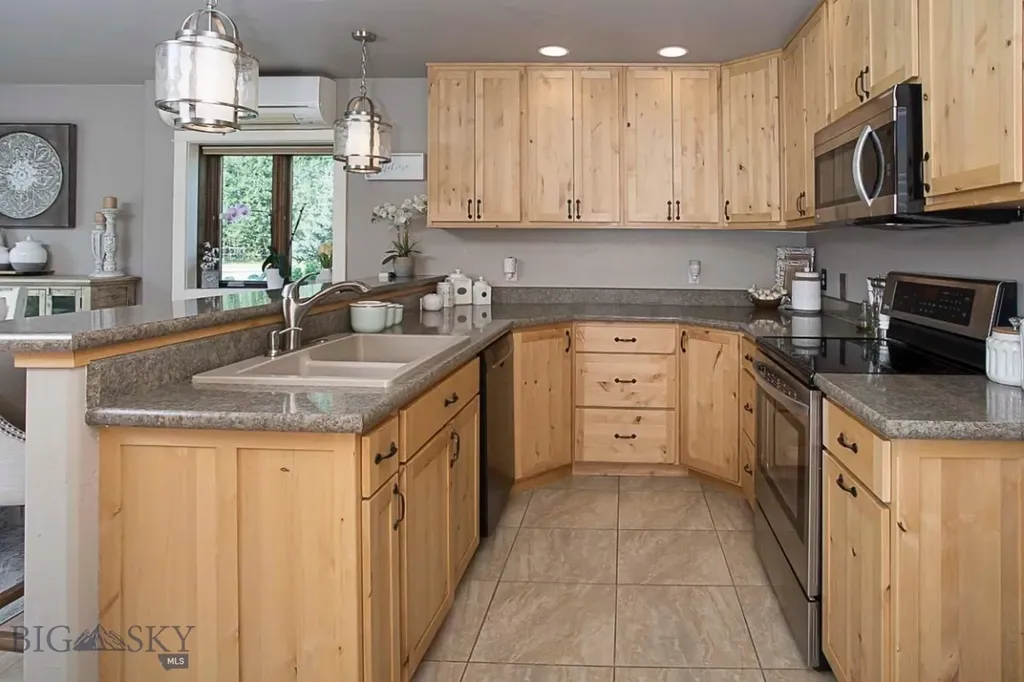 7734 Us Highway 212 Roberts MT 59070