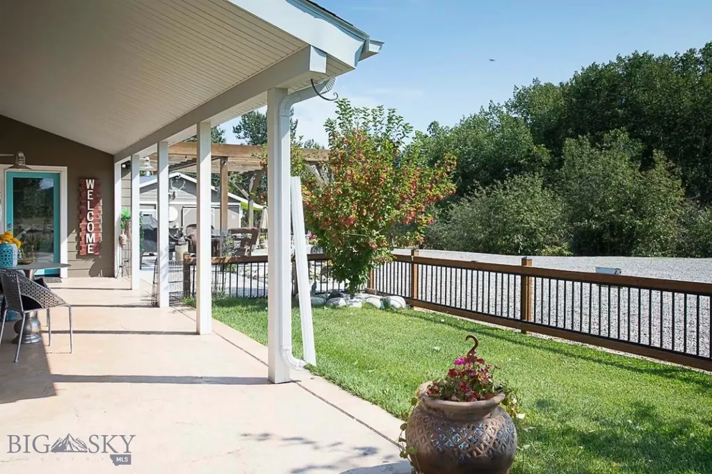 7734 Us Highway 212 Roberts MT 59070