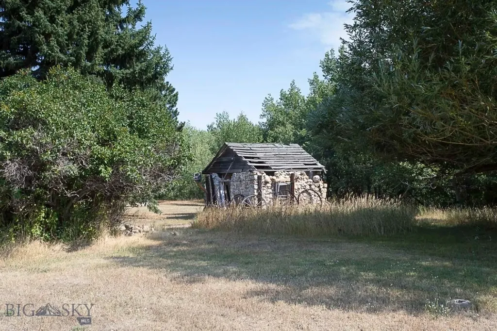 7734 Us Highway 212 Roberts MT 59070