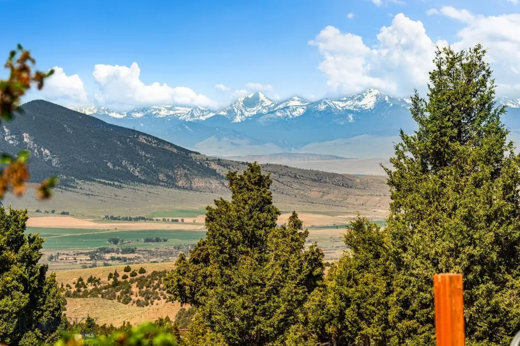 25 Sundowner Road Sheridan MT 59749