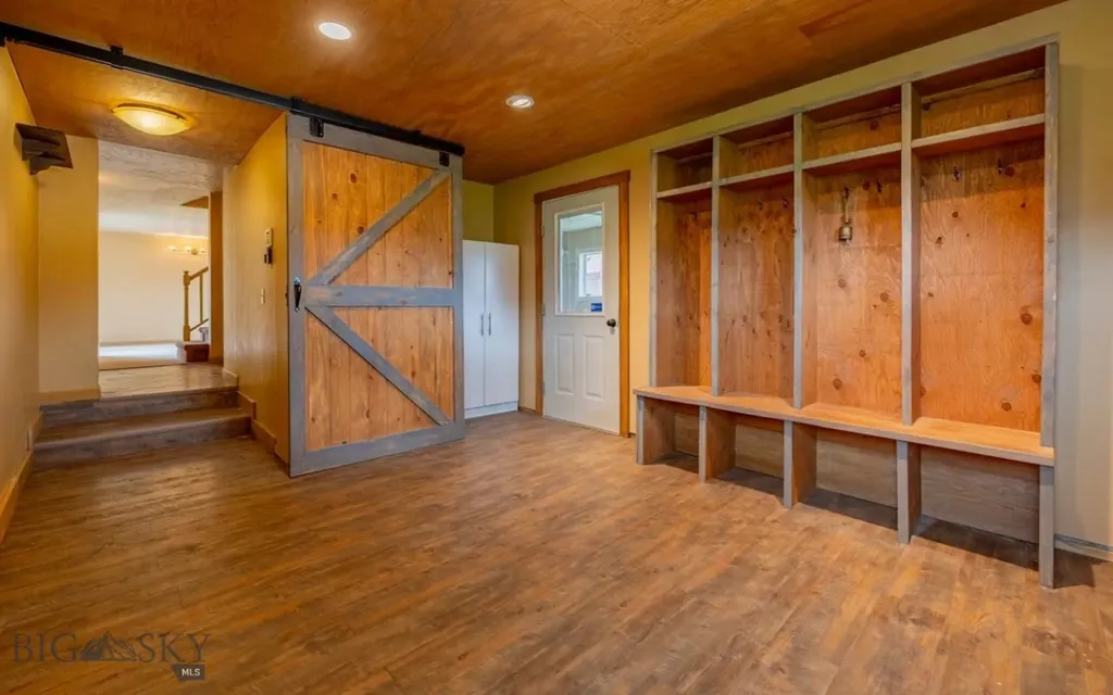 12 Comanche Red Lodge MT 59068