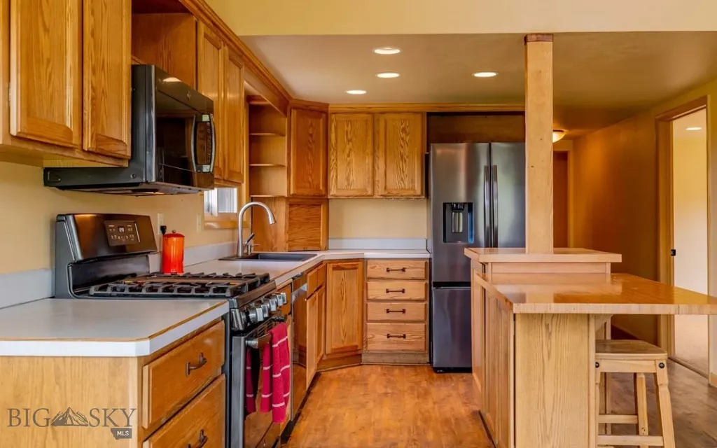 12 Comanche Red Lodge MT 59068
