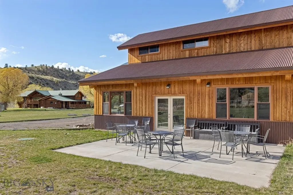 1035 And 1037 Us Highway 89 South S Gardiner MT 59030