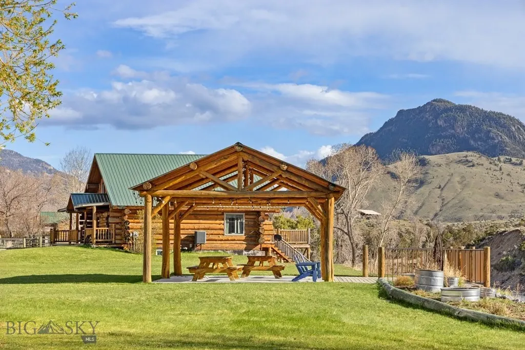 1035 And 1037 Us Highway 89 South S Gardiner MT 59030