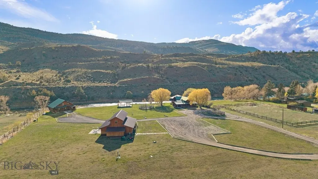 1035 And 1037 Us Highway 89 South S Gardiner MT 59030