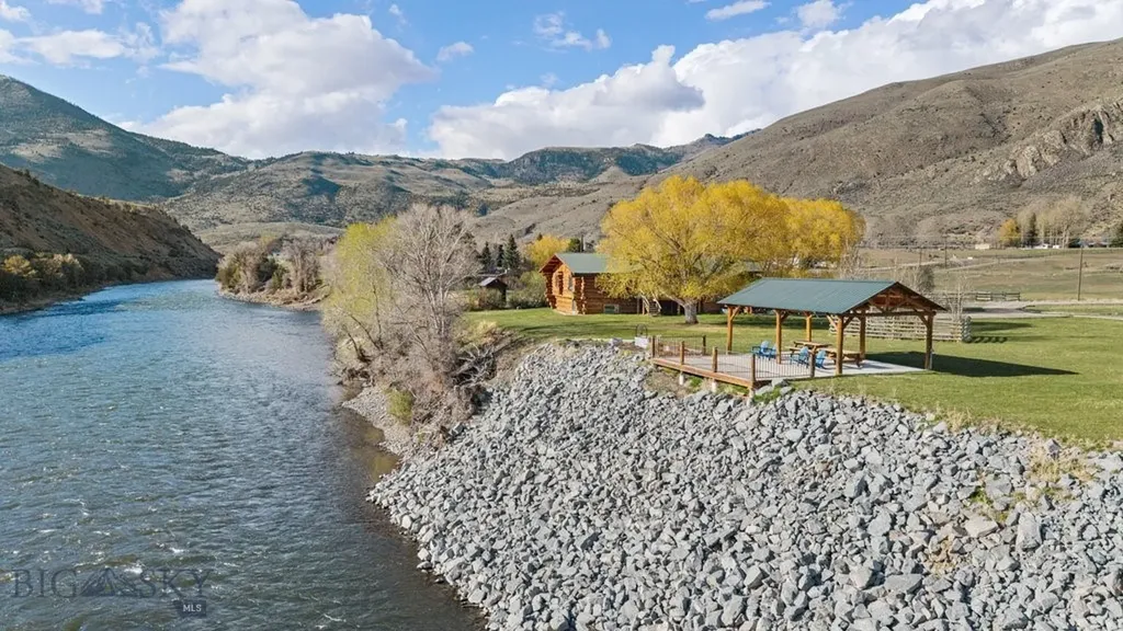 1035 And 1037 Us Highway 89 South S Gardiner MT 59030