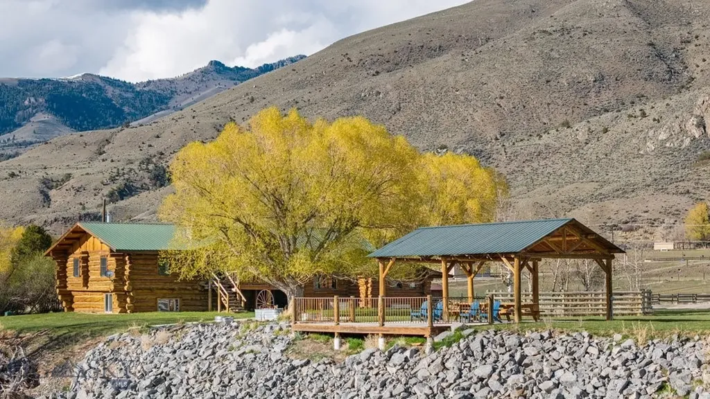 1035 And 1037 Us Highway 89 South S Gardiner MT 59030
