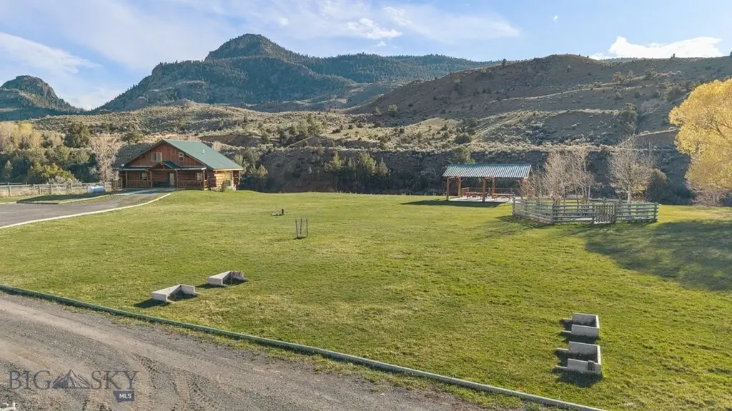 1035 And 1037 Us Highway 89 South S Gardiner MT 59030