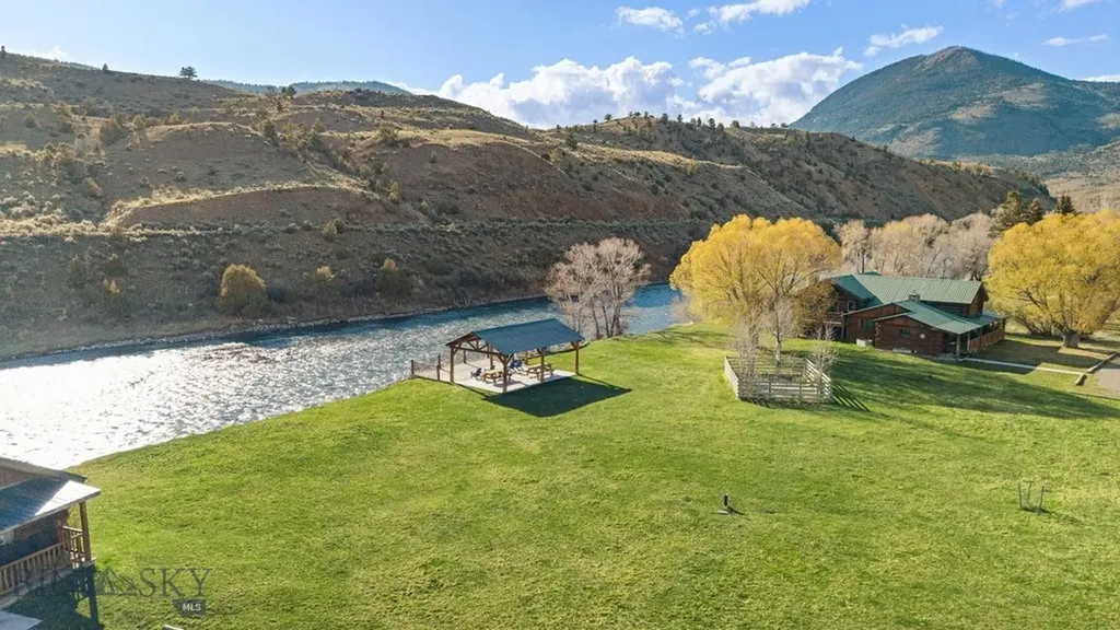 1035 And 1037 Us Highway 89 South S Gardiner MT 59030