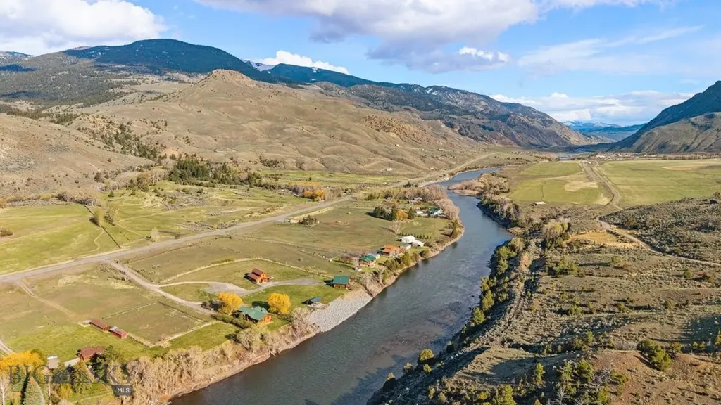 1035 And 1037 Us Highway 89 South S Gardiner MT 59030