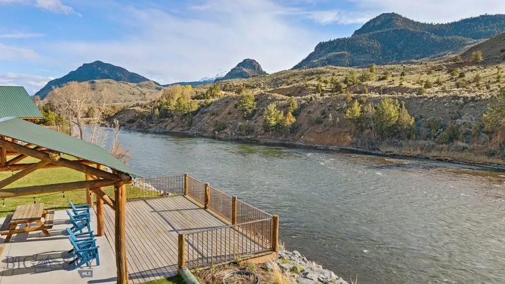 1035 And 1037 Us Highway 89 South S Gardiner MT 59030
