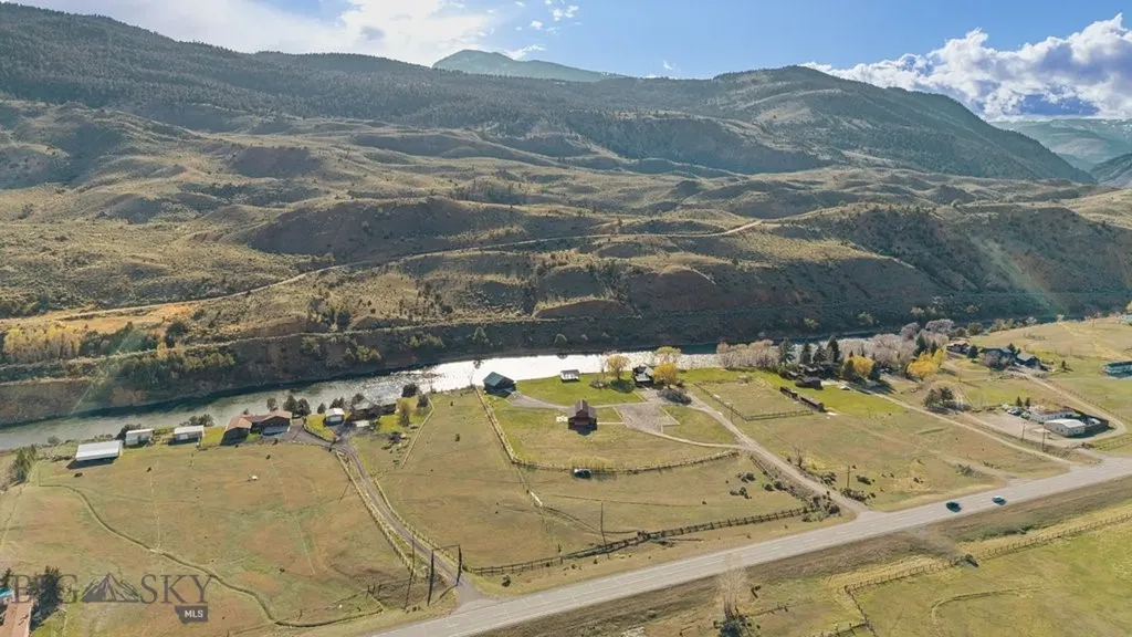 1035 And 1037 Us Highway 89 South S Gardiner MT 59030