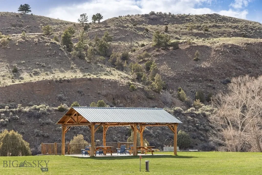 1035 And 1037 Us Highway 89 South S Gardiner MT 59030