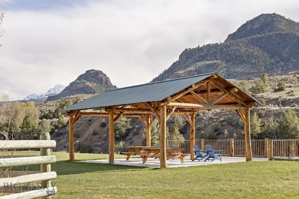 1035 And 1037 Us Highway 89 South S Gardiner MT 59030