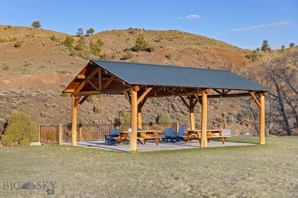 1035 And 1037 Us Highway 89 South S Gardiner MT 59030
