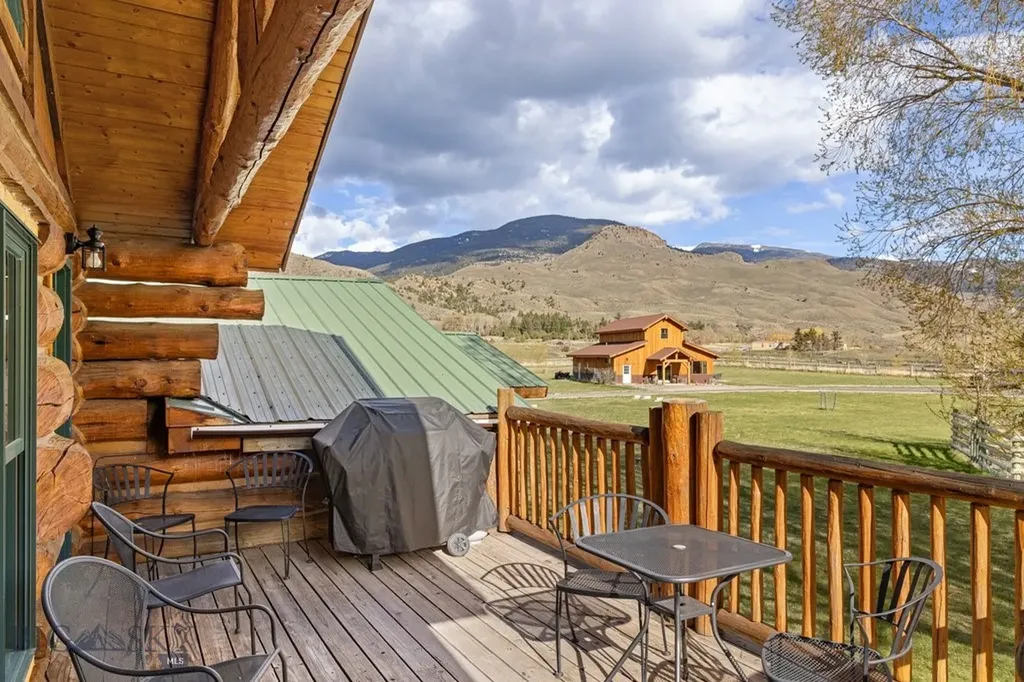 1035 And 1037 Us Highway 89 South S Gardiner MT 59030
