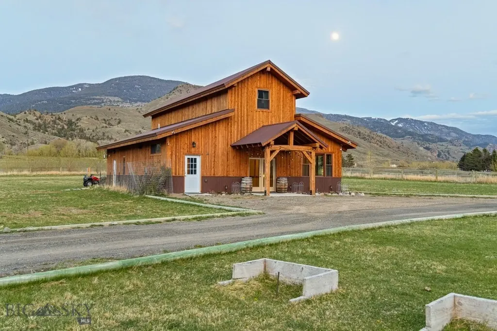 1035 And 1037 Us Highway 89 South S Gardiner MT 59030