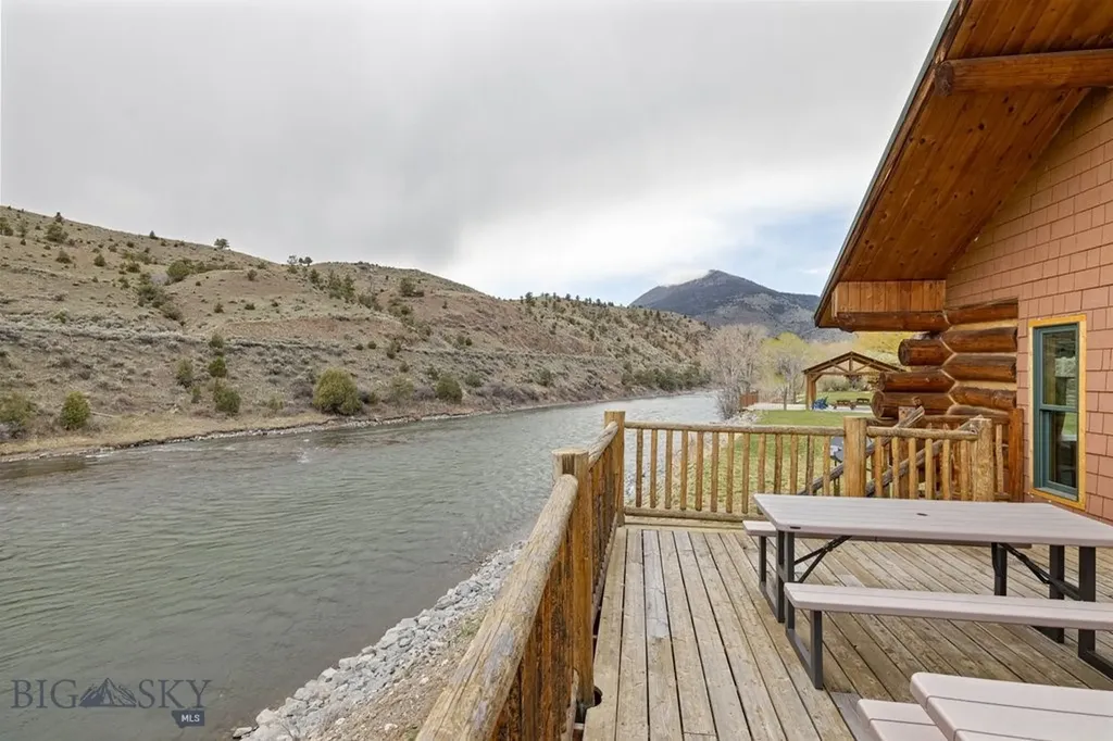 1035 And 1037 Us Highway 89 South S Gardiner MT 59030