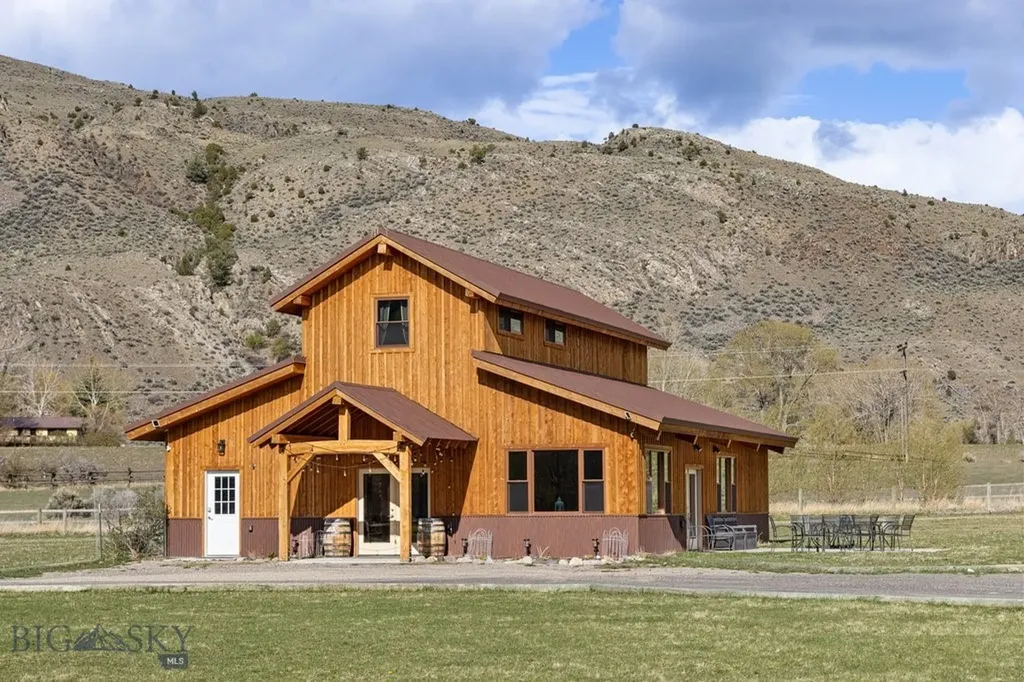 1035 And 1037 Us Highway 89 South S Gardiner MT 59030
