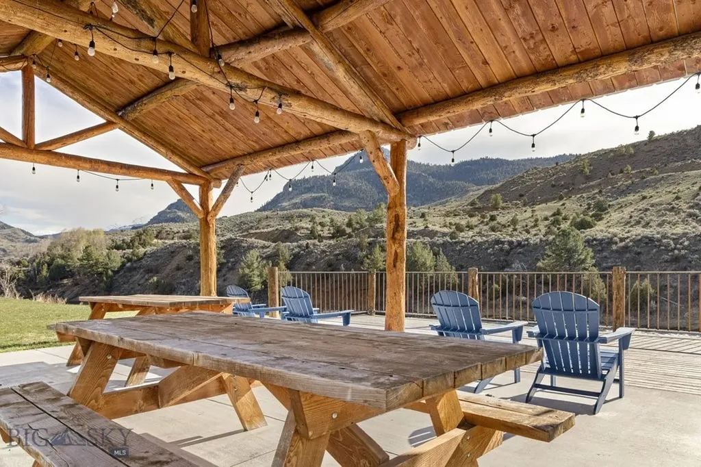 1035 And 1037 Us Highway 89 South S Gardiner MT 59030
