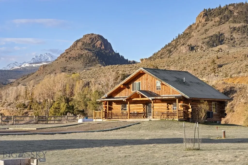 1035 And 1037 Us Highway 89 South S Gardiner MT 59030