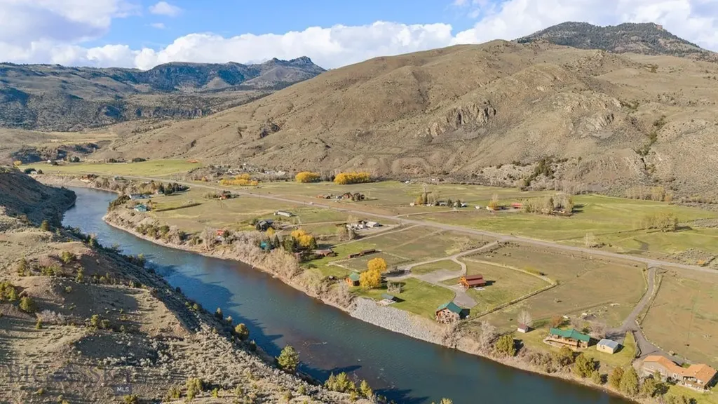 1035 And 1037 Us Highway 89 South S Gardiner MT 59030