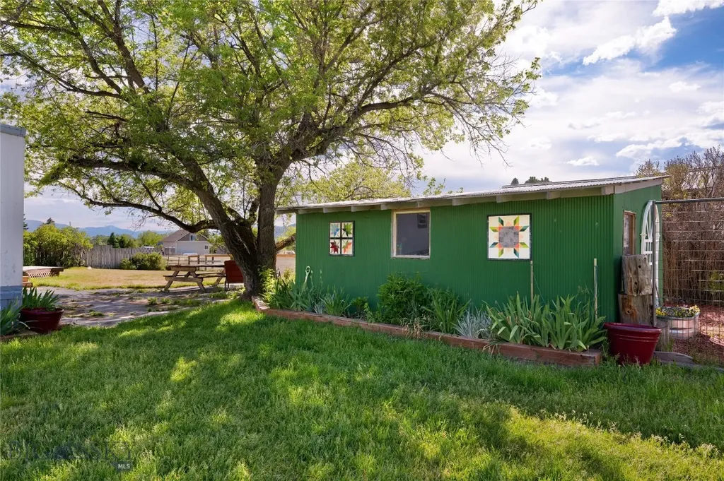 25 Emigrant Meadows Road Emigrant MT 59065