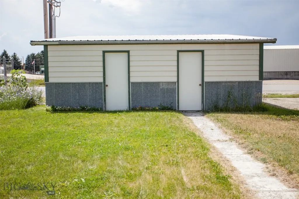305 E Railroad Avenue N Manhattan MT 59741