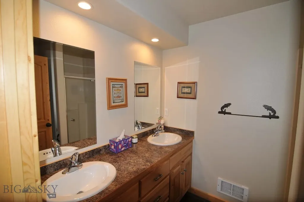 305 & 301 Lewis Avenue West Yellowstone MT 59758