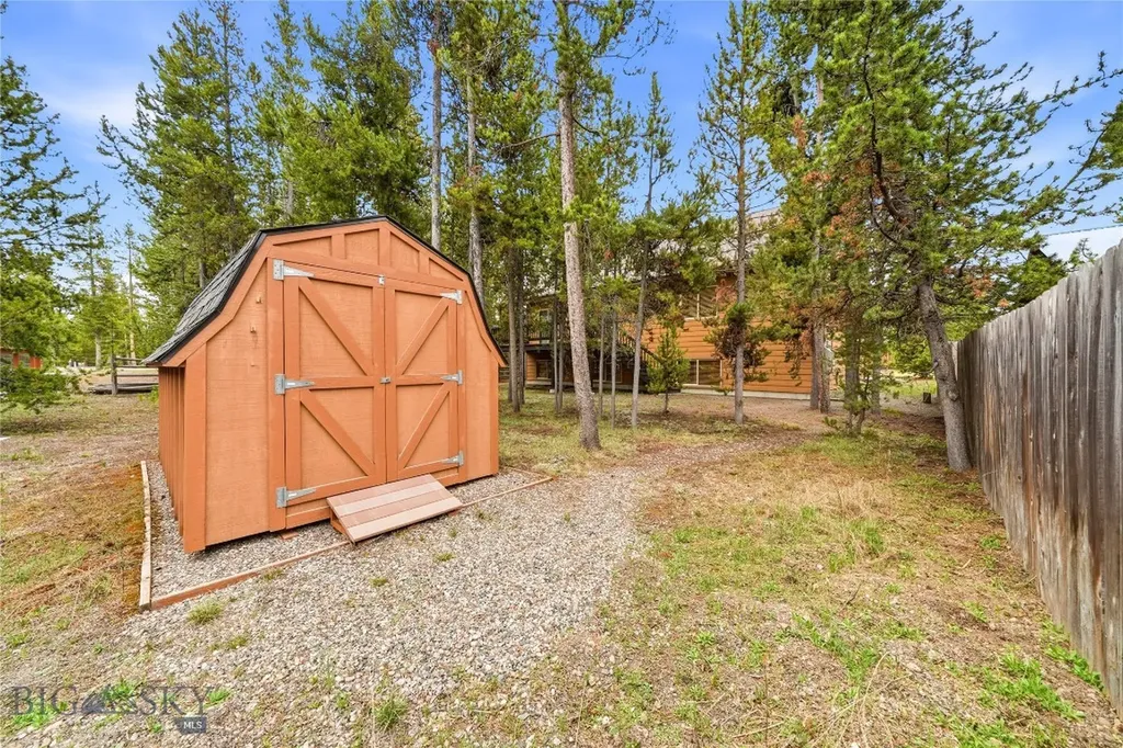 305 & 301 Lewis Avenue West Yellowstone MT 59758