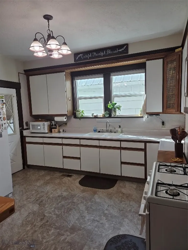 1832 Phillips Butte MT 59701