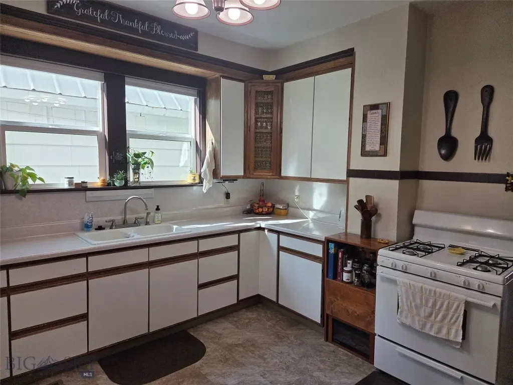 1832 Phillips Butte MT 59701