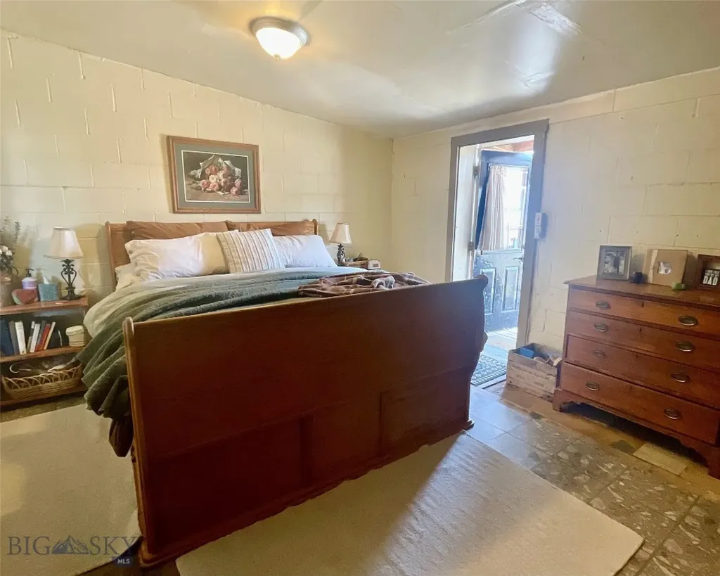 435 Oregon Shortline Road Dell MT 59724